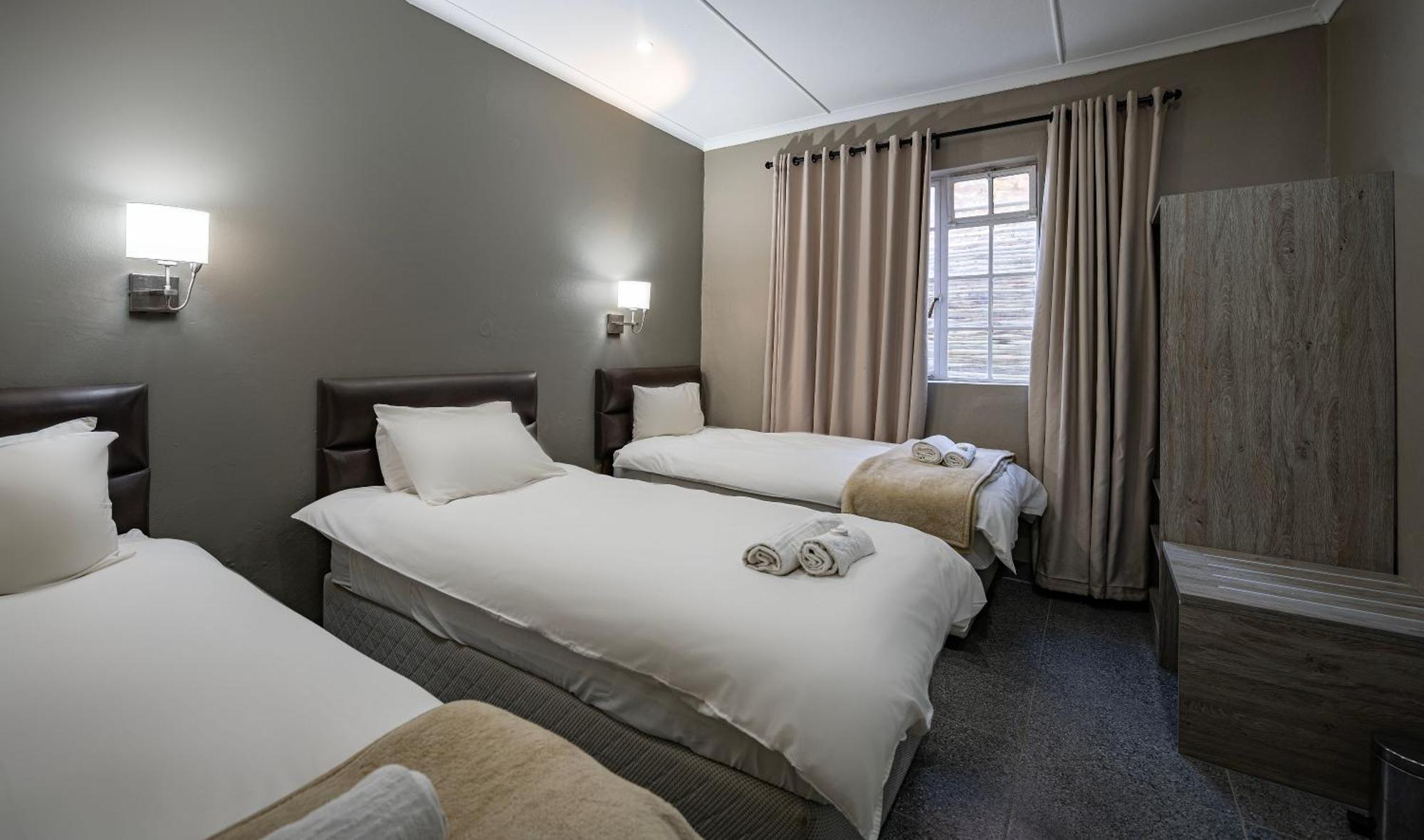 Calvinia Hotel Bagian luar foto