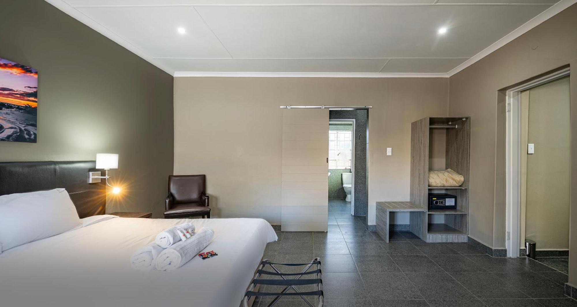Calvinia Hotel Bagian luar foto