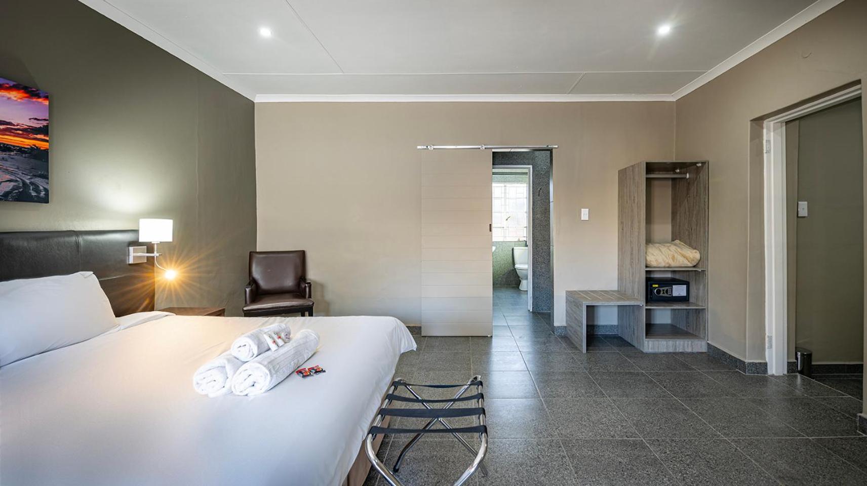 Calvinia Hotel Bagian luar foto