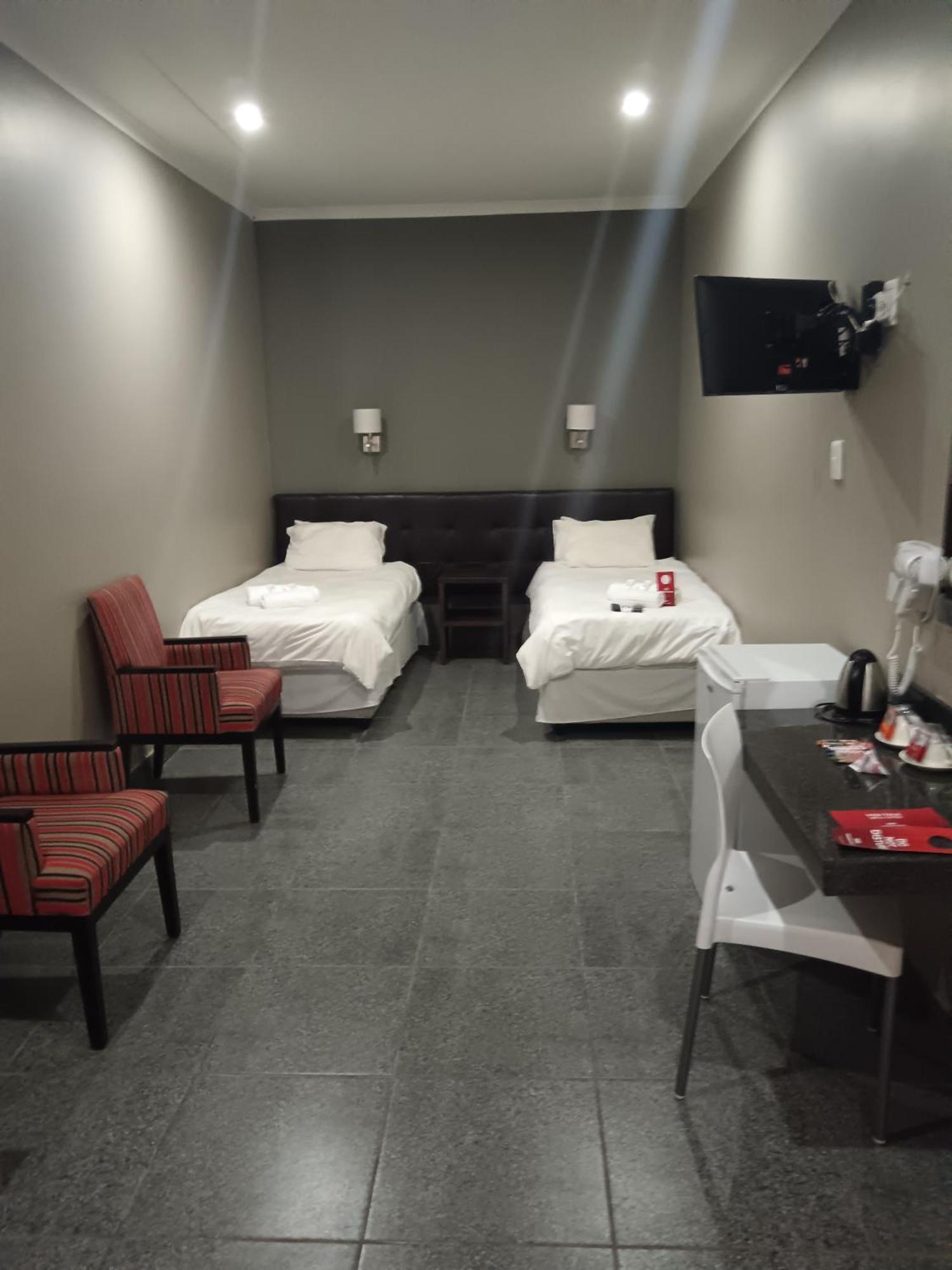 Calvinia Hotel Bagian luar foto